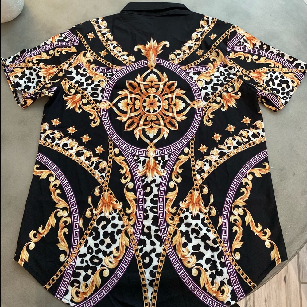 Beautiful designed shirt - Picture 2 of 2